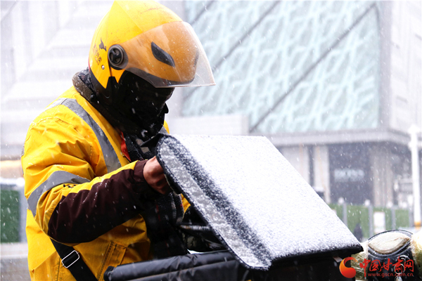 2020年第一場雪巧遇“小寒” 蘭州人請收下?。ńM圖）