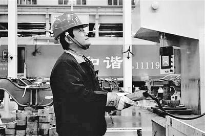 蘭州：寒夜黃河邊，他一把拉出落水大學(xué)生