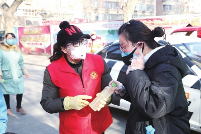 用點(diǎn)滴善舉筑就強(qiáng)大正能量 蘭州市各級(jí)道德模范、蘭州好人齊心援助抗擊疫情一線