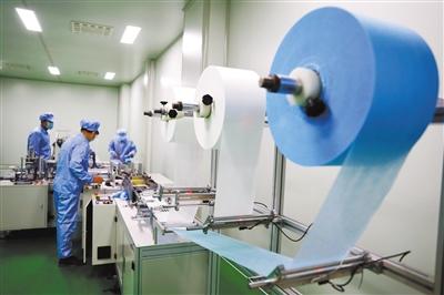 張掖首條醫(yī)用口罩生產(chǎn)線(xiàn)投產(chǎn)運(yùn)行（圖）