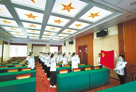 一次難得的黨課——甘肅第二、第三批援鄂醫(yī)療隊預(yù)備黨員宣誓儀式側(cè)記