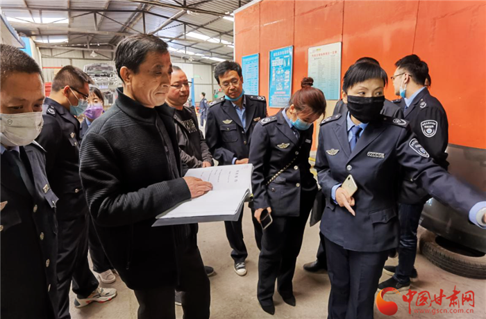 蘭州城關生態(tài)環(huán)境局開展環(huán)境執(zhí)法幫扶檢查 助力企業(yè)復工復產（圖） 