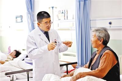 人物速寫(xiě)丨醫(yī)生成龍