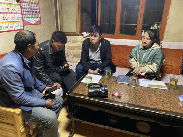 圖為木耳鎮(zhèn)紀(jì)檢干事盧建民（左三）連夜在多壩村多壩組奚連德家中了解受災(zāi)情況，排查安全隱患，并宣傳發(fā)生次生災(zāi)害的相關(guān)知識(shí)。_副本.jpg