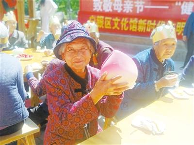 母親節(jié)，白銀“花村”擺了一場“敬老宴”