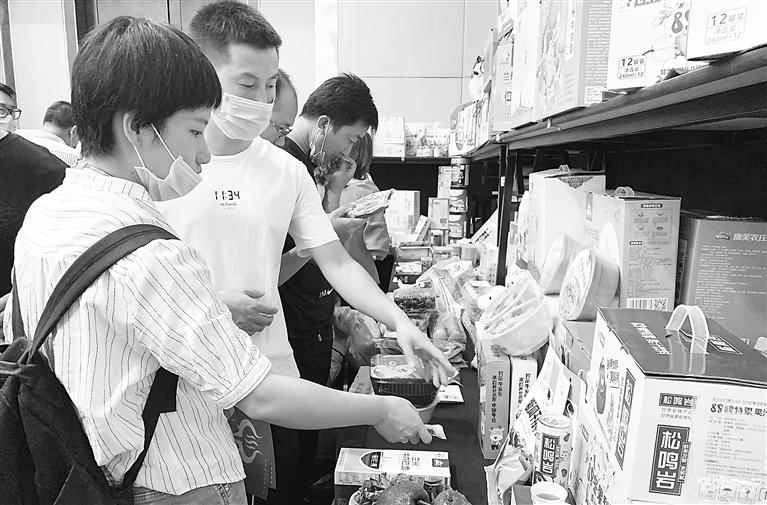 甘肅首次發(fā)布200個(gè)“甘味”農(nóng)產(chǎn)品品牌 現(xiàn)場(chǎng)簽訂購(gòu)銷訂單9項(xiàng)