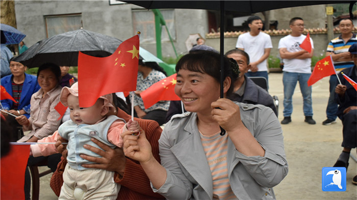 隴南市紀(jì)委監(jiān)委黨員干部與宕昌縣官亭鎮(zhèn)杜家村群眾一起慶祝黨的生日。_副本.jpg