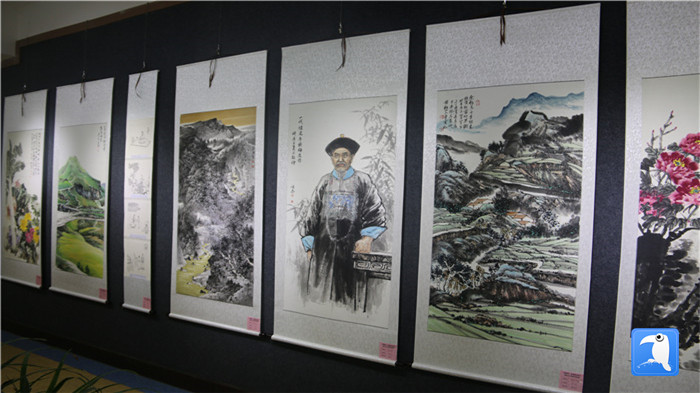 7月1日上午，定西市通渭縣紀(jì)委監(jiān)委舉辦“襄郡清風(fēng)·喜迎建黨99周年”廉政文化書畫展， 共同為黨的生日獻(xiàn)禮。_副本.jpg