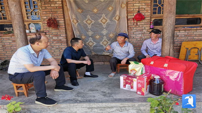在建黨99周年來(lái)臨之際，隴南市禮縣紀(jì)委監(jiān)委在中壩鎮(zhèn)、三峪鄉(xiāng)開展“七一”慰問老黨員、困難黨員活動(dòng)，為他們送去組織的關(guān)懷和節(jié)日的問候。_副本.jpg