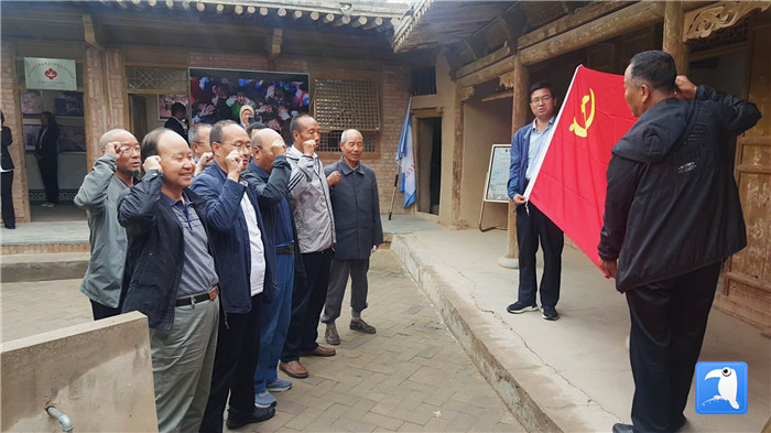 7月1日，臨夏州紀(jì)委監(jiān)委機(jī)關(guān)黨總支組織退休黨支部部分黨員前往東鄉(xiāng)縣布楞溝村史館，開展主題黨日活動(dòng)。_副本.jpg