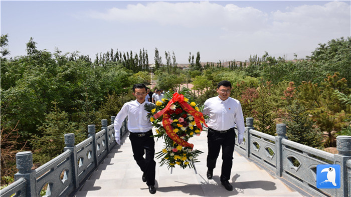 七一”前夕，白銀市紀(jì)委監(jiān)委機(jī)關(guān)黨委組織黨員來(lái)到紅軍西路軍景泰烈士陵園開展主題黨日活動(dòng)。 朱鵬拍攝_副本.jpg