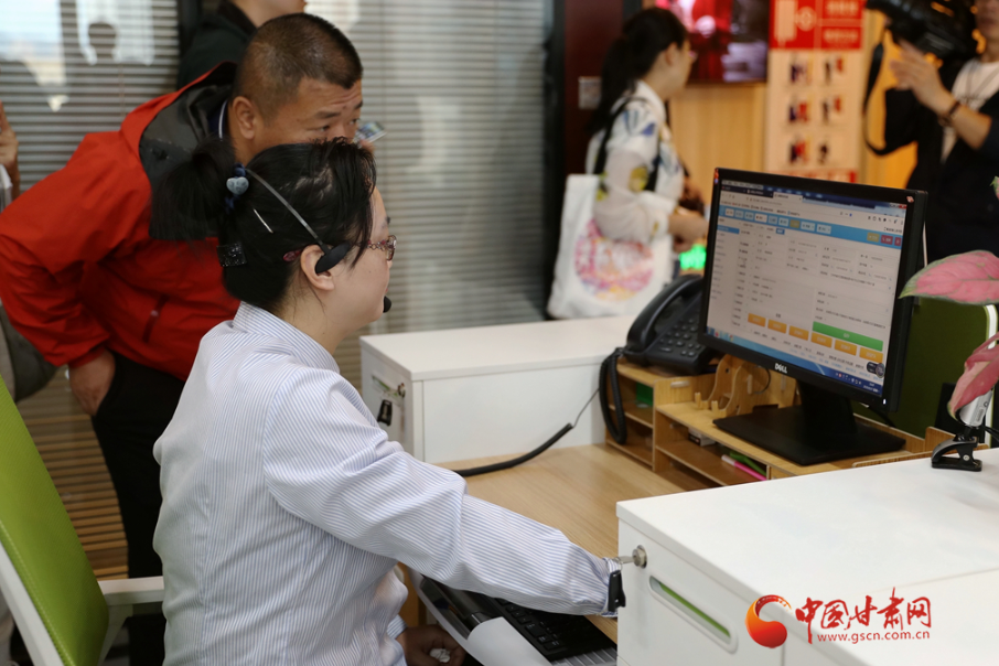 【走向我們的小康生活】蘭州：虛擬養(yǎng)老院托起幸?！跋﹃柤t”