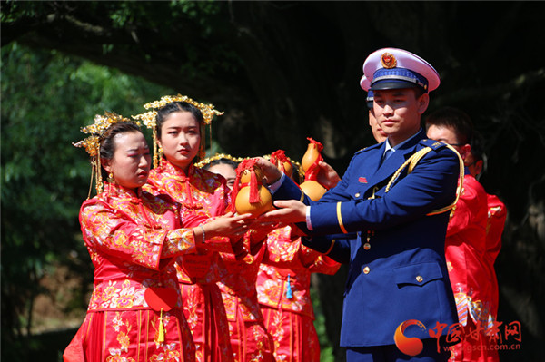 平涼市崇信縣舉辦2020“ 古槐之戀”第三屆婚俗文化節(jié)暨集體婚禮