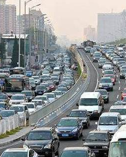 開(kāi)學(xué)后接送學(xué)生車輛增多 交警部門(mén)提醒：這些路段易擁堵