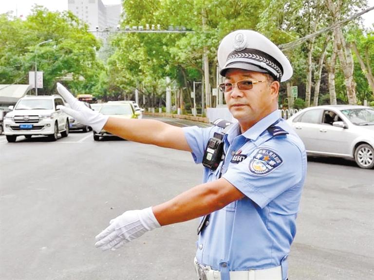 蘭州城關(guān)區(qū)交警大隊(duì)一線老交警馬驍：俯首甘為“老黃?！?>
        </a><em>蘭州城關(guān)區(qū)交警大隊(duì)一線老交警馬驍：俯首甘為“老黃牛”</em></li>
    <li><a  target=