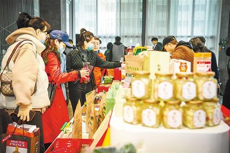 今天，在這里聽榆中的脫貧故事 ——榆中縣“脫貧攻堅宣傳周”發(fā)布活動暨脫貧攻堅主題成就展啟動側(cè)記