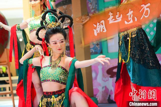 圖為今年9月5日，在重慶亮相的敦煌博物館“潮起東方”主題活動現(xiàn)場。敦煌博物館供圖