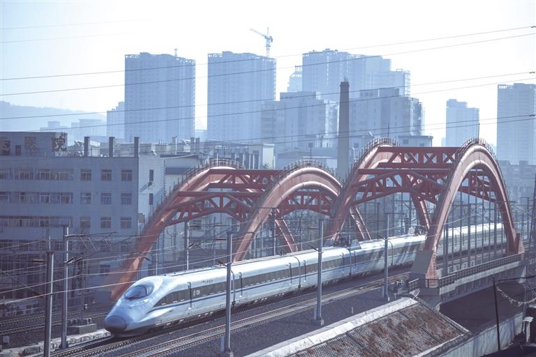 蘭州鐵路局今日正式實施新的列車運(yùn)行圖