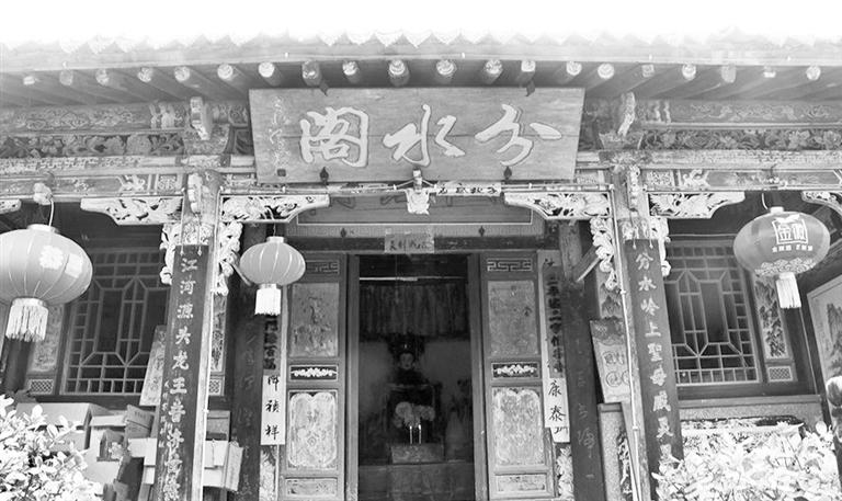 秦嶺鎮(zhèn)分水閣，一屋檐水分江河 這里可看水系奇觀，可賞連翹花海