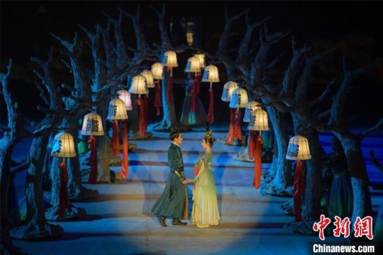 圖為全新升級(jí)《敦煌盛典》，新增戰(zhàn)馬、燈籠矩陣，以及最新聲、光、電硬件設(shè)施?！⊥醣筱y 攝