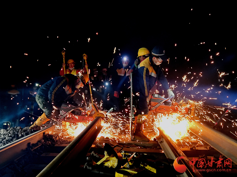 一場(chǎng)漂亮的“換軌仗”——蘭新線鐵路集中修現(xiàn)場(chǎng)見聞