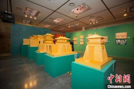 圖為呈現(xiàn)敦煌壁畫中的建筑和園林之美的復(fù)原模型。(資料圖) 敦煌研究院供圖