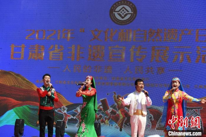 圖為甘肅臨夏回族自治州非遺傳承人演唱花兒。　楊艷敏 攝