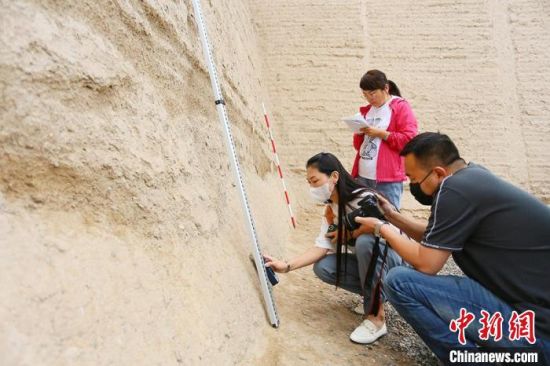 科技保護(hù)讓長(zhǎng)城價(jià)值的真實(shí)性和完整性得到有效延續(xù)和傳承。圖為文物工作者正在測(cè)量關(guān)城的相關(guān)數(shù)據(jù)?！「哒?攝