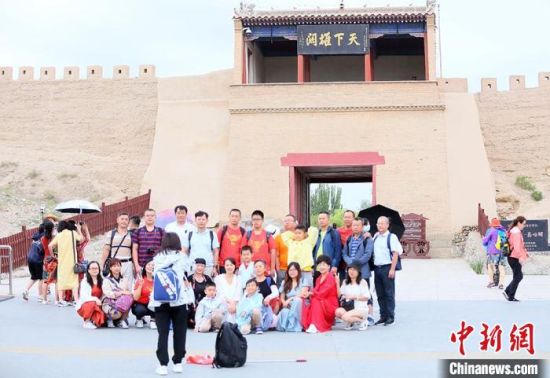 歷經(jīng)數(shù)十載保護(hù)修繕的古老關(guān)城得以延年益壽，成為了海內(nèi)外游客“絲路游”的必經(jīng)打卡地。　高展 攝