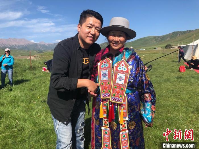 圖為拍攝紀(jì)錄片《西茂的婚禮》期間，張輝剛(左)與裕固族老人合影留念。(資料圖) 張輝剛供圖