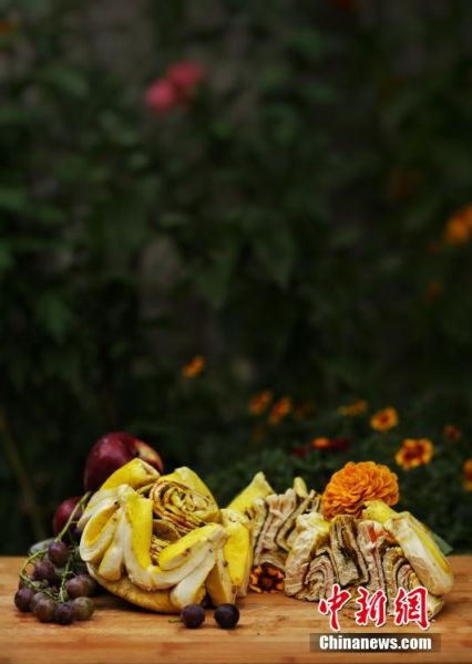 圖為做好的月餅，狀似玫瑰，切開后層層疊疊，色彩斑斕。張文 攝