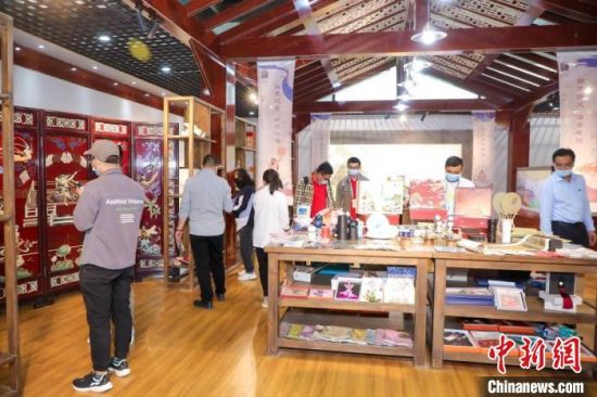 圖為甘肅“一會一節(jié)”期間，位于敦煌的天水市展館中，民眾觀賞文創(chuàng)產(chǎn)品?！「拭C省文化和旅游廳供圖