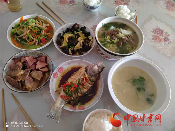 一頓家常菜最撫老人心  蘭州草場(chǎng)街街道重陽(yáng)節(jié)走訪慰問(wèn)退休職工