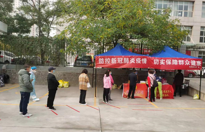城關(guān)區(qū)紀委監(jiān)委各監(jiān)督檢查組督促各街道核酸檢測點落實“一米線”制度。.jpg