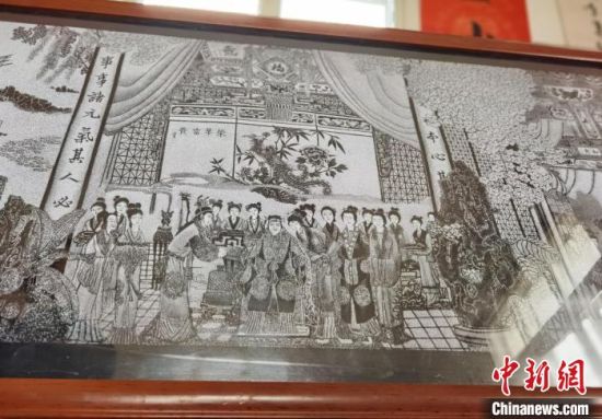 圖為陶世清的影雕作品。　楊娜 攝