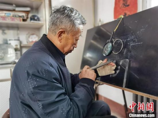 圖為陶世清在創(chuàng)作中?！钅?攝