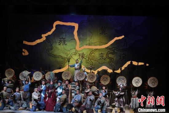 作為隴劇“梅花”，雷通霞在《大禹治水》中甘當(dāng)“綠葉”，該劇推出后，反響十分熱烈。(資料圖) 楊艷敏 攝