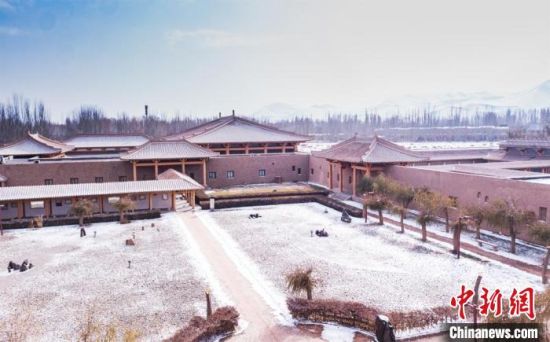 圖為雪落大漠古堡——敦煌山莊?！⊥醣筱y 攝