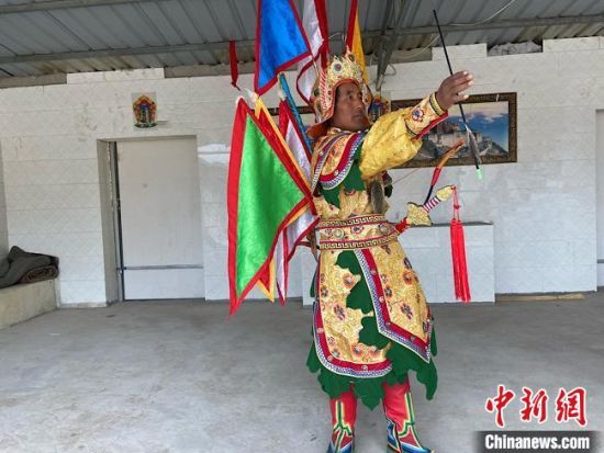 圖為完代才讓在外木村戲臺出演?！∷巫雨?攝