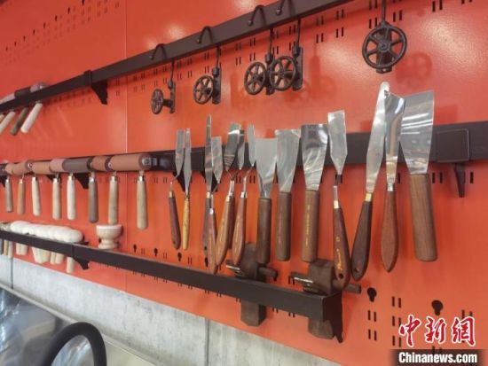 圖為徐晉林制作雕版敦煌壁畫所用工具?！￠Z姣 攝