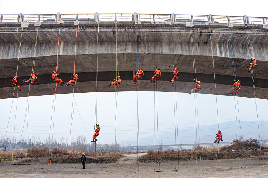 硬核！甘肅天水森林消防員百米高空練技能
