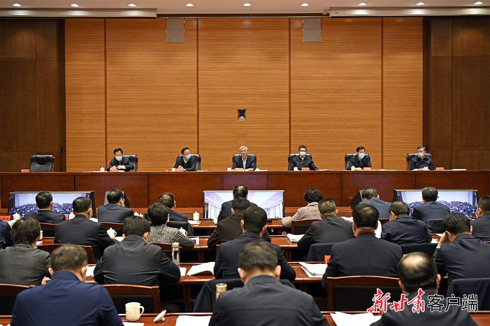 尹弘在省委農(nóng)村工作領(lǐng)導(dǎo)小組會議上強(qiáng)調(diào)：以深厚為民情懷鞏固拓展脫貧攻堅成果，用高度負(fù)責(zé)精神扎實做好備考迎評工作