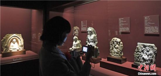 2018年8月，《平山郁夫的絲路世界——平山郁夫絲綢之路美術(shù)館文物展》在甘肅敦煌莫高窟開展。中新社記者 楊艷敏 攝