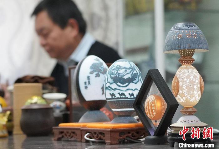 圖為吳義澤完成的蛋雕作品?！【琶赖ぴ?攝