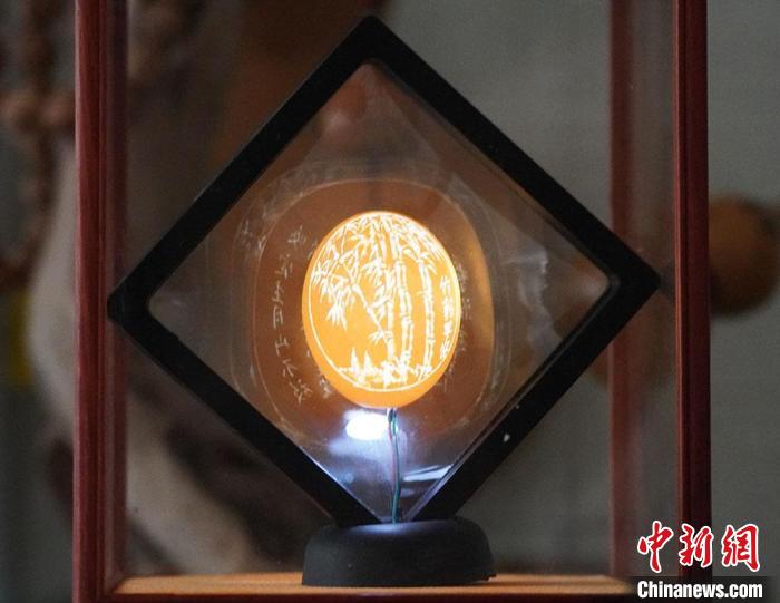 圖為吳義澤新包裝給蛋雕呈現(xiàn)立體感。　九美丹增 攝