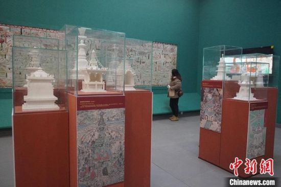 圖為觀眾欣賞數(shù)字復(fù)制壁畫(huà)?！【琶赖┰?攝