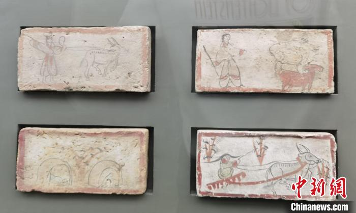 圖為嘉峪關(guān)長(zhǎng)城博物館館藏文物魏晉墓彩繪畫(huà)像磚中豐富多彩的古代農(nóng)牧業(yè)生產(chǎn)活動(dòng)。(資料圖) 丁思 攝