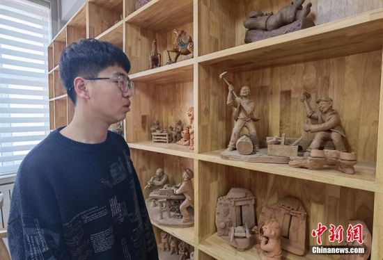 圖為學(xué)生介紹作品。 劉玉桃 攝