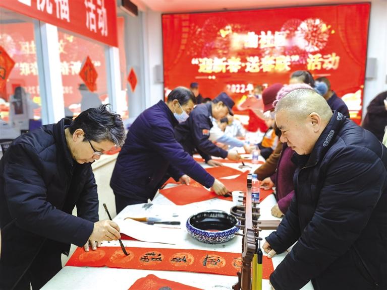 蘭州新區(qū)開展“墨香四溢送春聯(lián)·情暖文曲送祝?！被顒?>
        </a><em>蘭州新區(qū)開展“墨香四溢送春聯(lián)·情暖文曲送祝福”活動</em></li>

                </ul>
            </div>
            <!-- public platform -->
            <div   id=