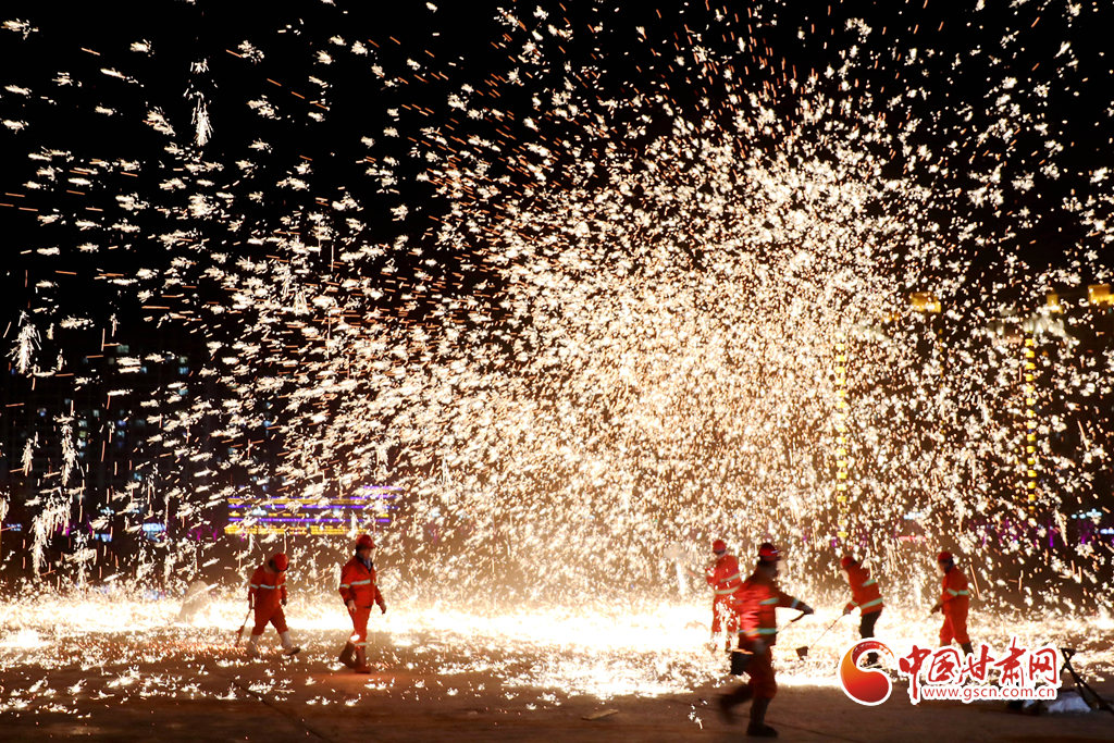 【隴拍客】炫彩奪目！非遺絕技永靖王氏“打鐵花”綻放夜空引關(guān)注